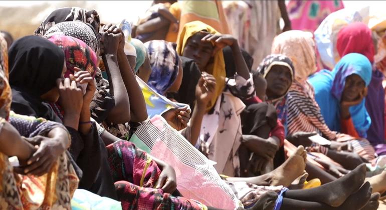 لاجئات سودانيات في مخيم أدري للاجئين في تشاد. لاجئات سودانيات في مخيم أدري للاجئين في تشاد.